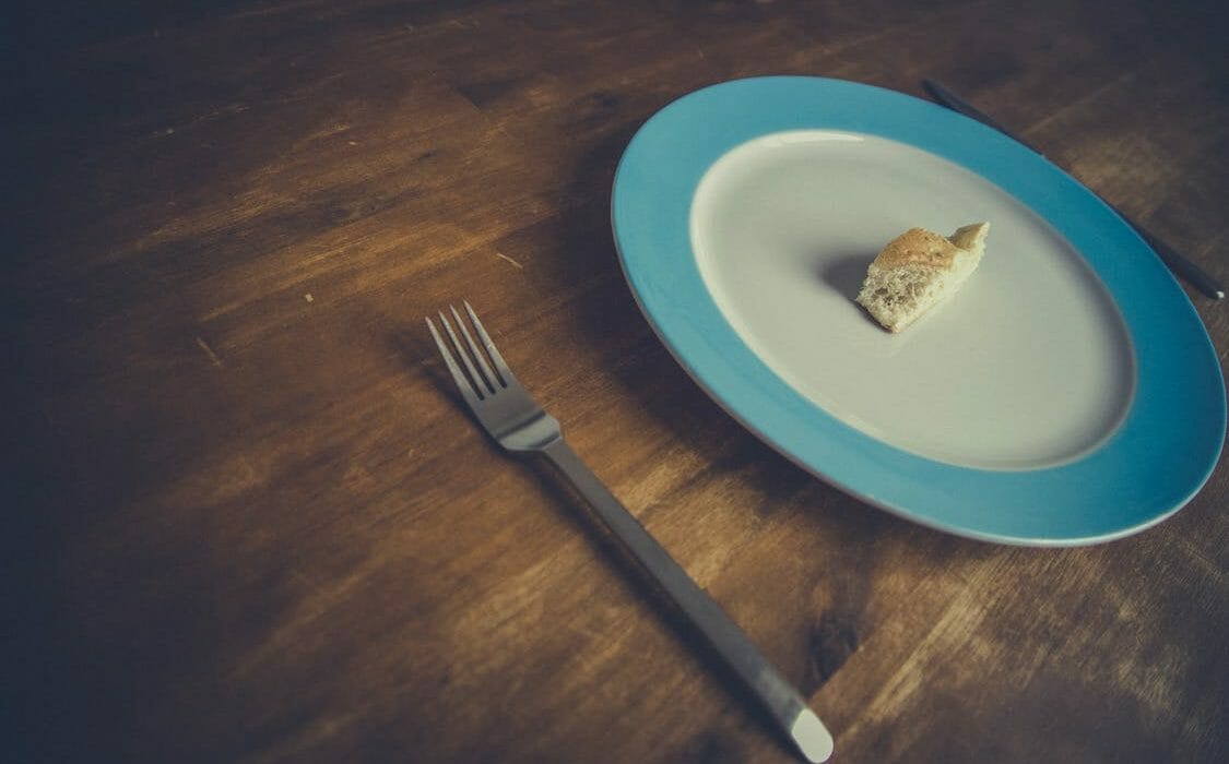 low-cal-diet-little-bread-on-plate