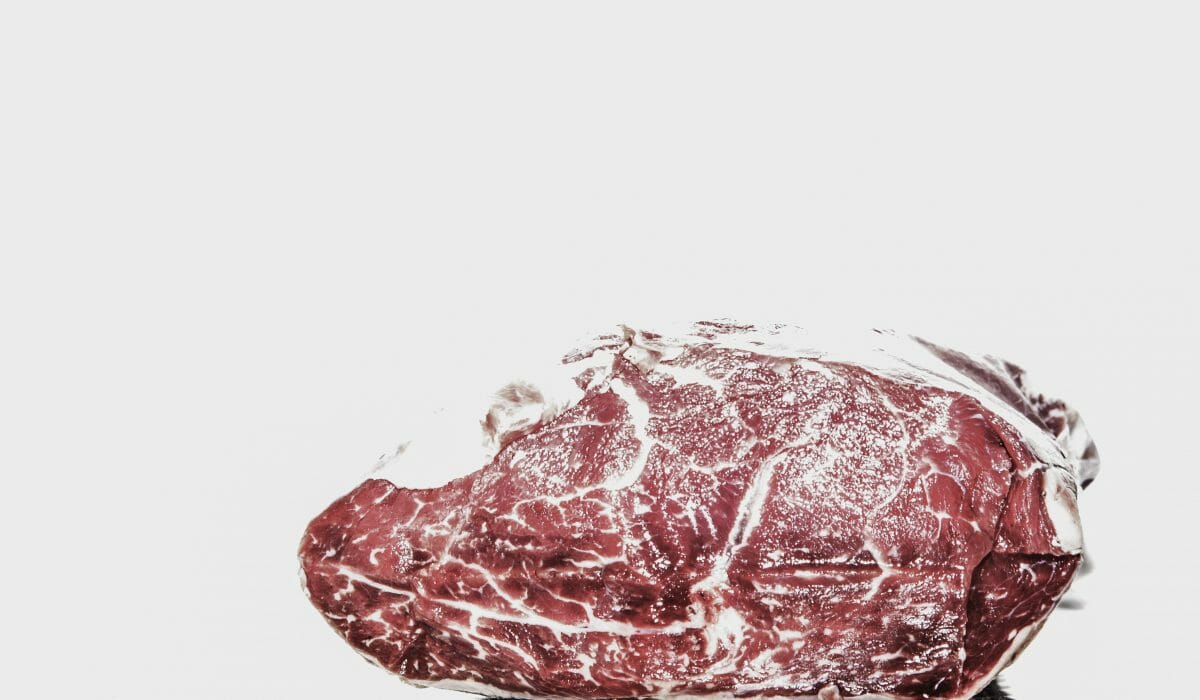 rohes rindfleisch / uncooked beef slab-of-meat