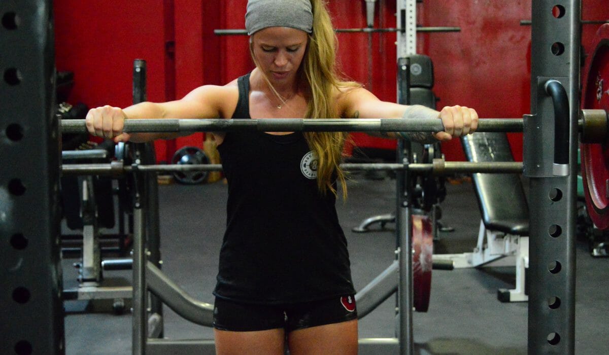 women-about-to-squat-barbell