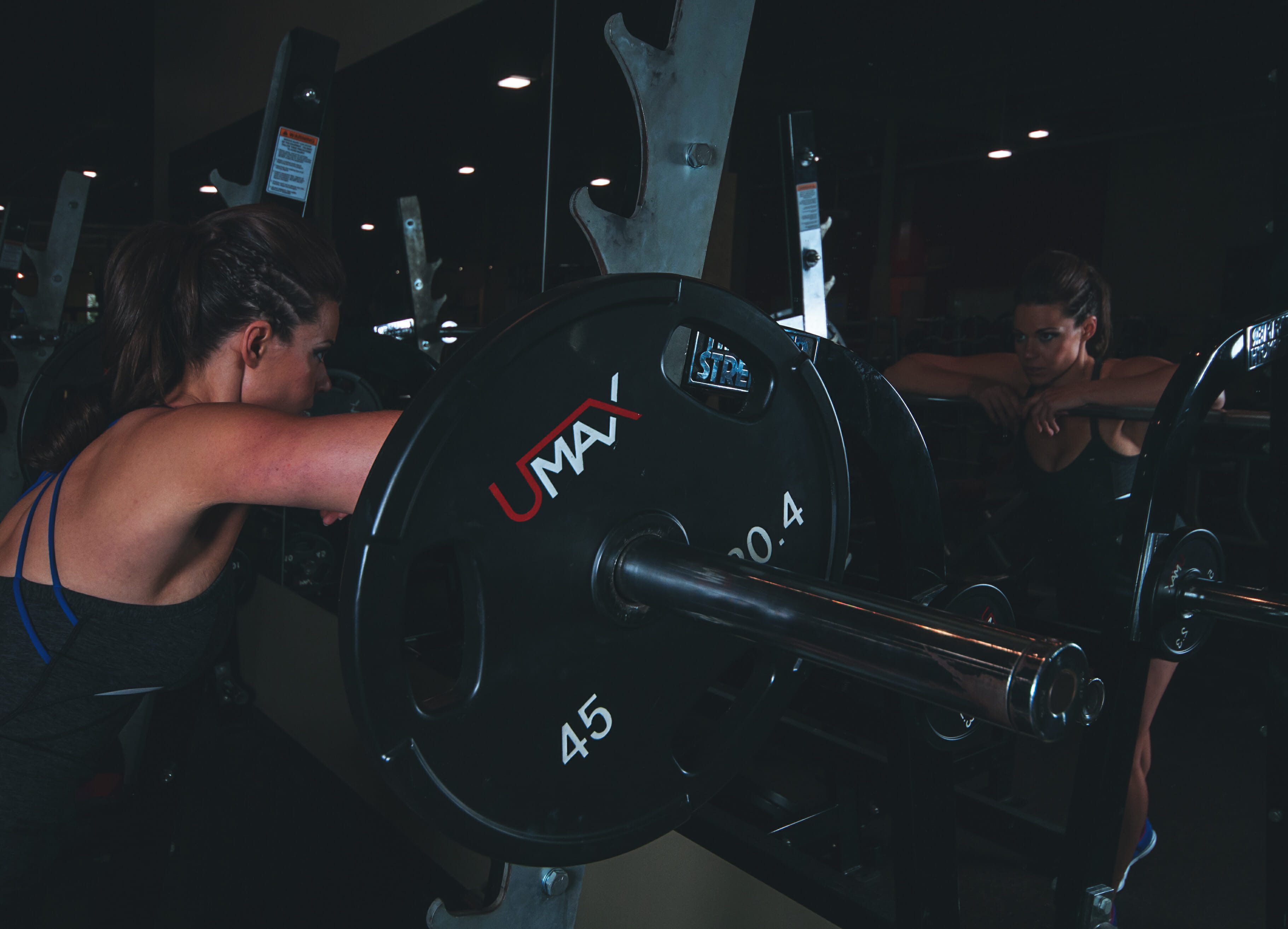 women-barbell-squats